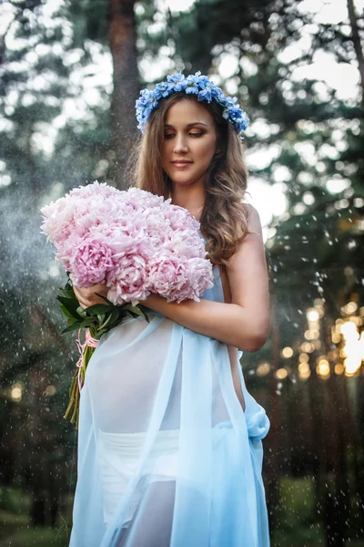 Έγκυος γυναίκα με λευκό φόρεμα. — Φωτογραφία Αρχείου