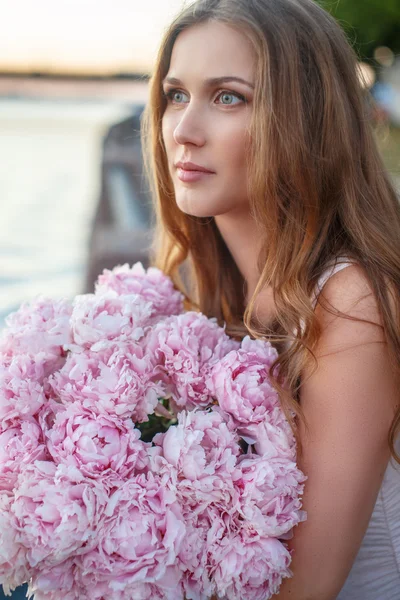 金髪の女性は、花束を保持します。. — ストック写真