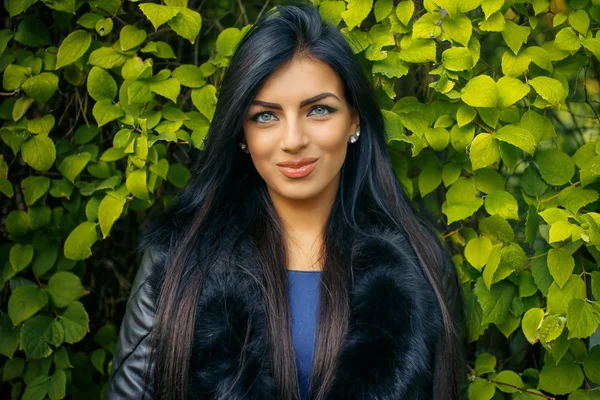 Mulher com cabelo preto longo . — Fotografia de Stock