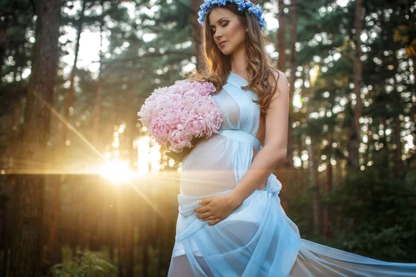 Fluterring ドレスに妊娠中の女性. — ストック写真