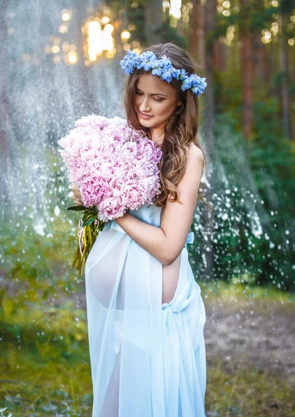 白いドレスの妊婦. — ストック写真