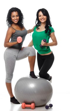 İki sportif kadın dumbells tutun.