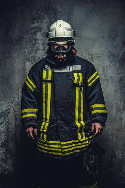 Ratowanie strażak człowieka — Zdjęcie stockowe