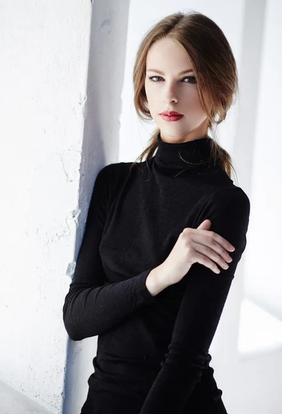 黒のセーターにブルネットの女性. — ストック写真