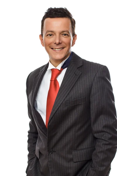 Güleryüzlü adam gri takım elbise ve kırmızı kravat. — Stok fotoğraf
