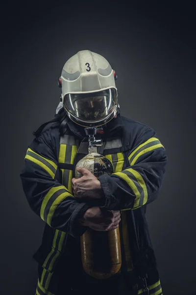 Bombero en casco y máscara — Foto de Stock