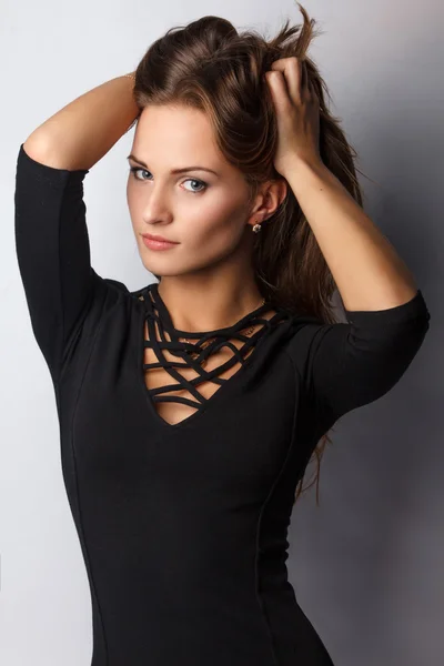 Bruna donna in abito nero . — Foto Stock