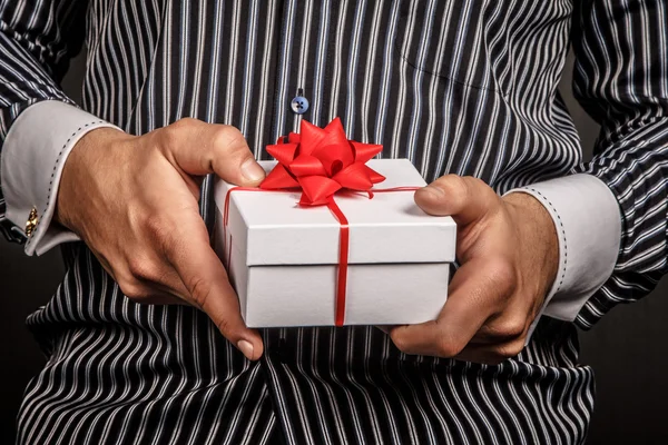 Confezione regalo con nastri rossi — Foto Stock