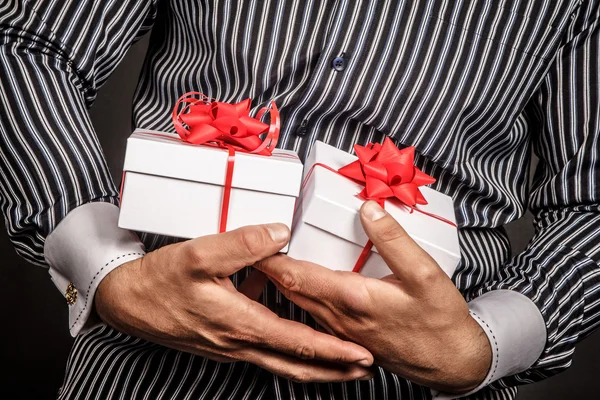 Uomo contiene due scatole regalo — Foto Stock