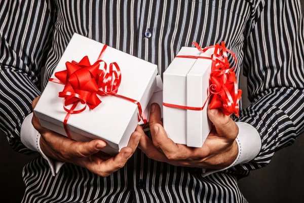 Ο άνθρωπος κατέχει δύο κουτιά δώρου — Φωτογραφία Αρχείου