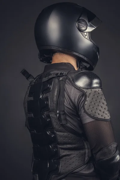 Biker em capacete e proteção — Fotografia de Stock