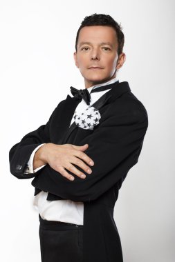 Korku veren adam akşam elbiseli.