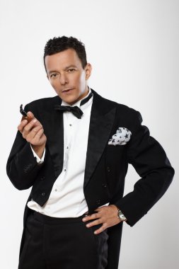 Beyaz arka plan üzerinde zarif boru sigara içen.