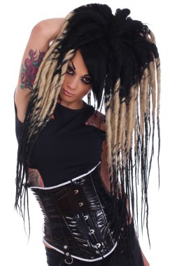 Emo goth kız şık saç kesimi ile.