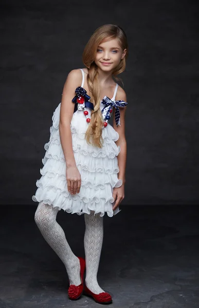 Κορίτσι έφηβος σε λευκό φόρεμα. — Φωτογραφία Αρχείου