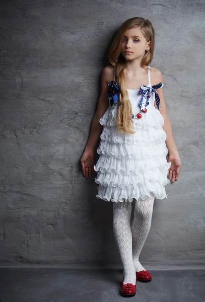 Adolescente chica en vestido blanco . — Foto de Stock