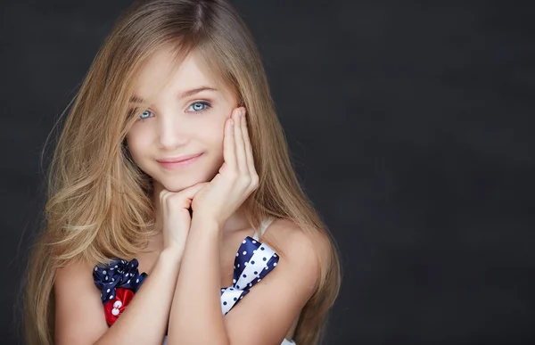 Ładny blond dziewczynka z niebieskimi oczami. — Zdjęcie stockowe