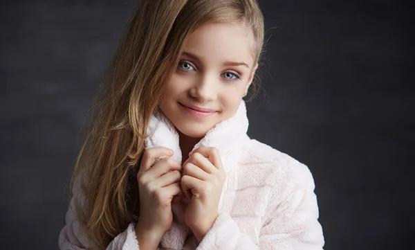 Retrato de menina loira bonito . — Fotografia de Stock