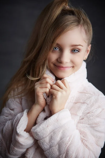 Retrato de menina loira bonito . — Fotografia de Stock