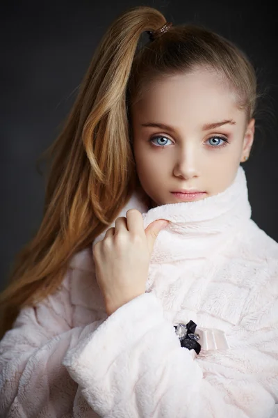 Portret van schattige blonde meisje. — Stockfoto