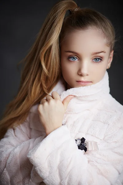 Portret van schattige blonde meisje. — Stockfoto