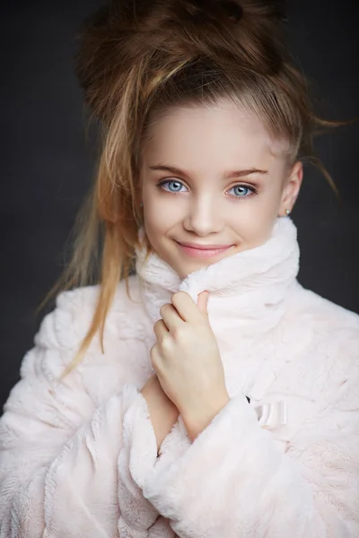 Retrato de menina loira bonito . — Fotografia de Stock