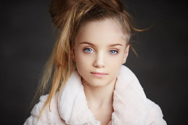 Aranyos szőke lány portréja. — Stock Fotó