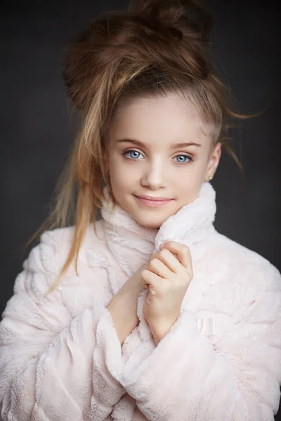 Porträt des süßen blonden Mädchens. — Stockfoto