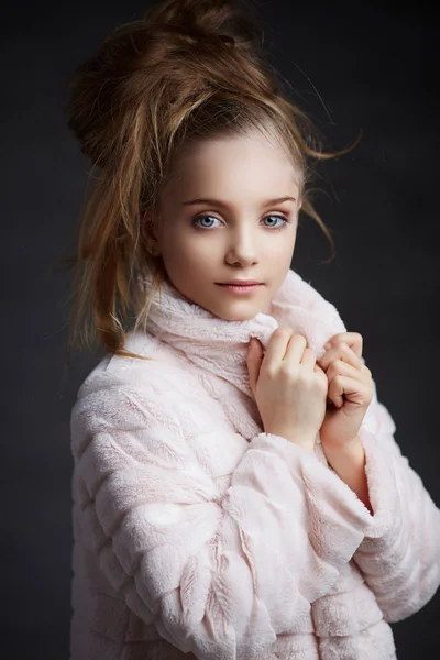 Retrato de menina loira bonito . — Fotografia de Stock