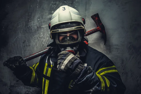 Bombeiro de resgate em capacete seguro — Fotografia de Stock