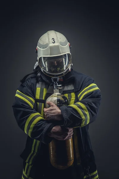 Рятувальний пожежник у безпечному шоломі — стокове фото