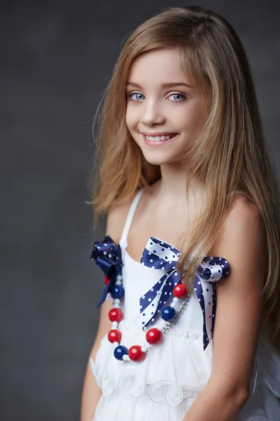 Menina loira bonito com olhos azuis . — Fotografia de Stock