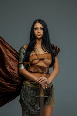 Seksi esmer kadın Roma zırh. 