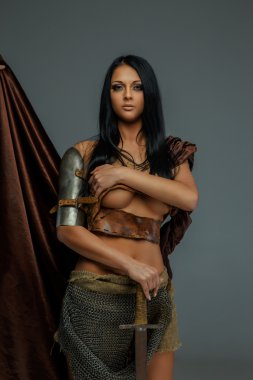 uzun siyah saçlı kadın.