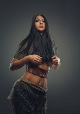 Seksi esmer kadın demir zırh.