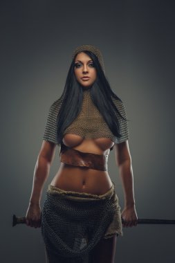 uzun siyah saçlı kadın.