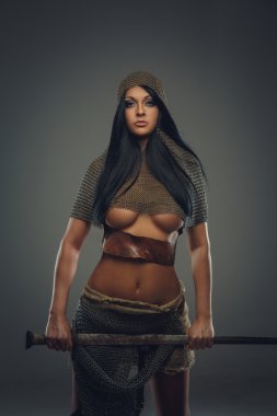 uzun siyah saçlı kadın.