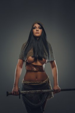 uzun siyah saçlı kadın.