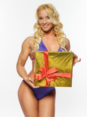 Mor Mayo içinde gülümseyen sarışın kadın.