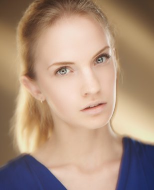 Şehvetli sarışın kadın portresi kapatın.