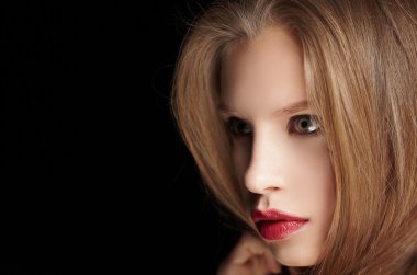 Genç sarışın kadın portresi.