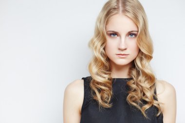 şehvetli sarışın kadın portresi.