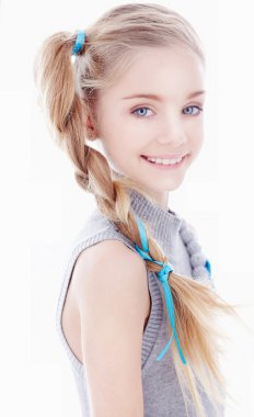 Gri elbiseli sevimli küçük kız.