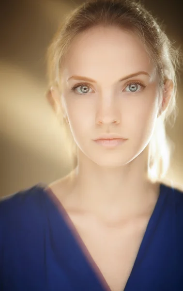 Portret van sensuele blonde vrouw close-up. — Stockfoto