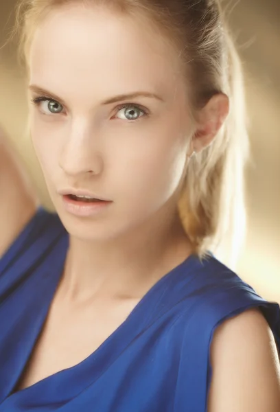 Närbild porträtt av sensuell blond kvinna. — Stockfoto