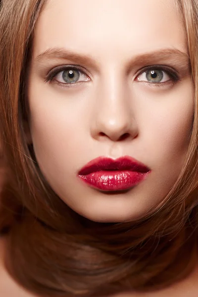 Retrato de una joven rubia . — Foto de Stock