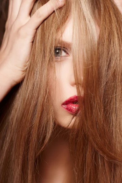 Genç sarışın kadın portresi.