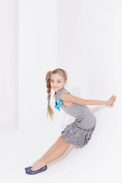 Gadis kecil yang lucu dengan gaun abu-abu . — Stok Foto
