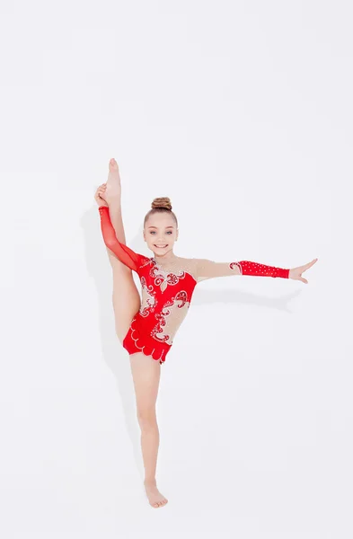 赤いドレスの体操少女. — ストック写真
