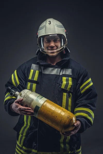 Пожарный удерживает кислородный баллон . — стоковое фото